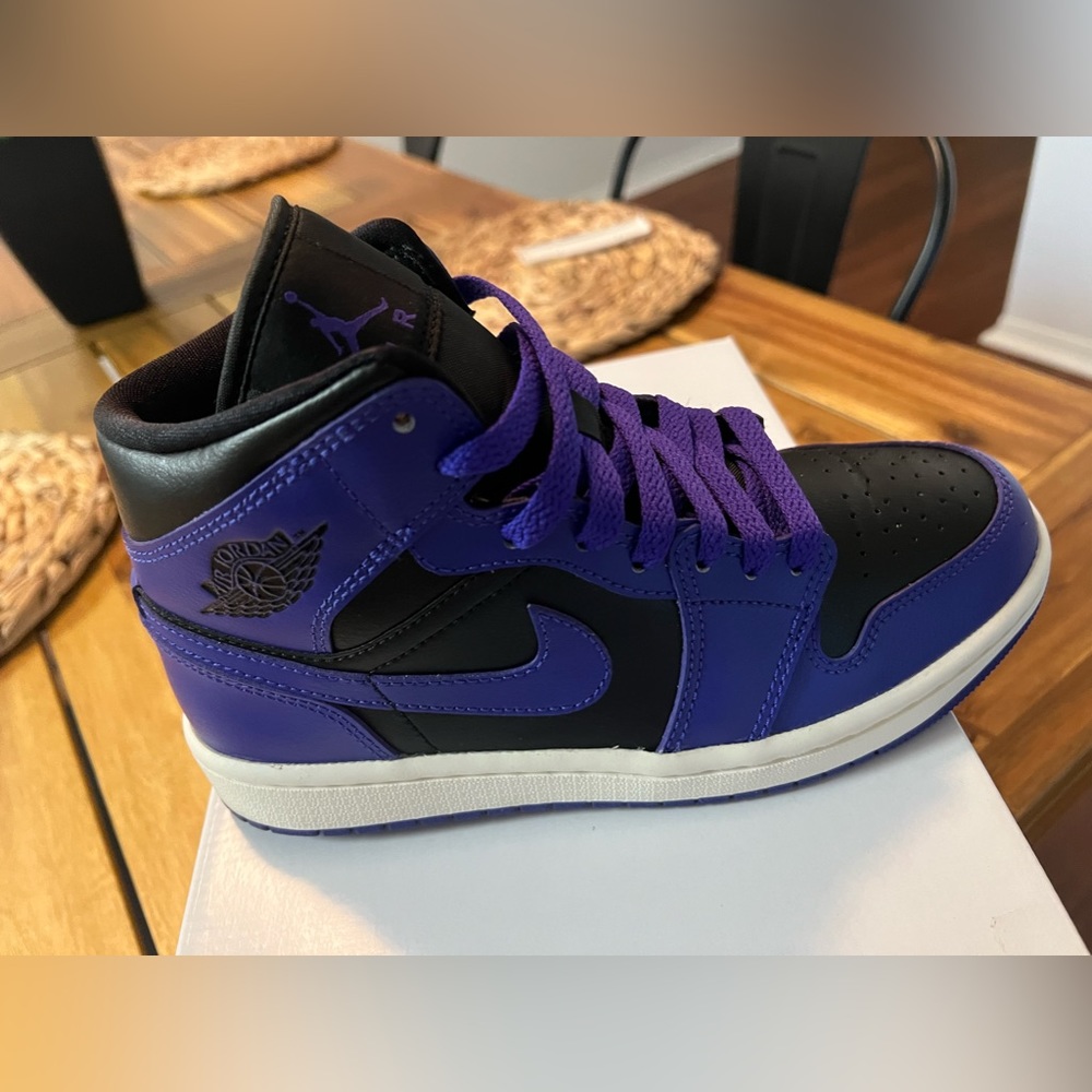 WMNS Air JORDAN 1 MID